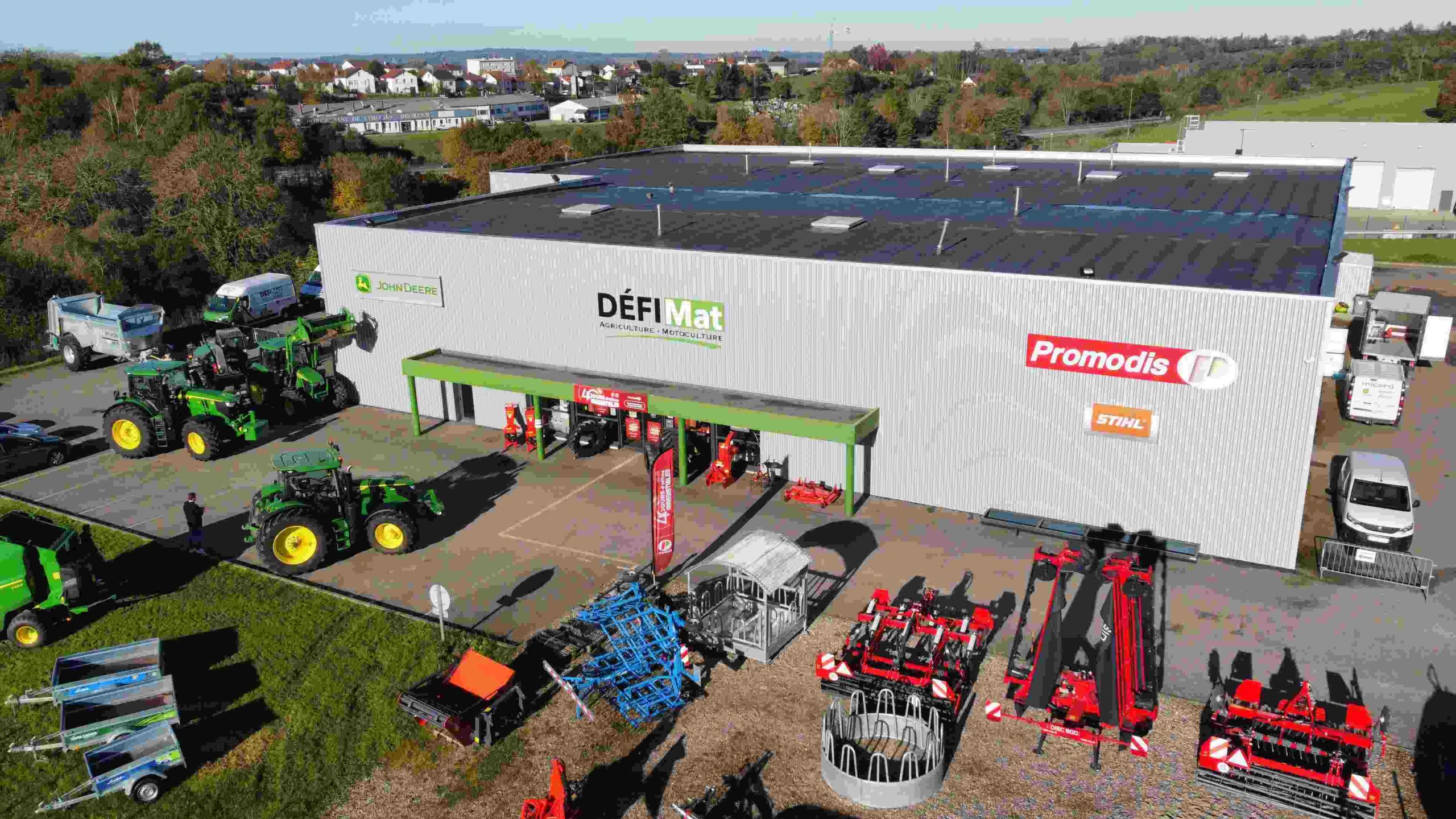 Photo prise au drone de la base de Pierre-Buffière avec au premier plan des matériels et au second plan le magasin