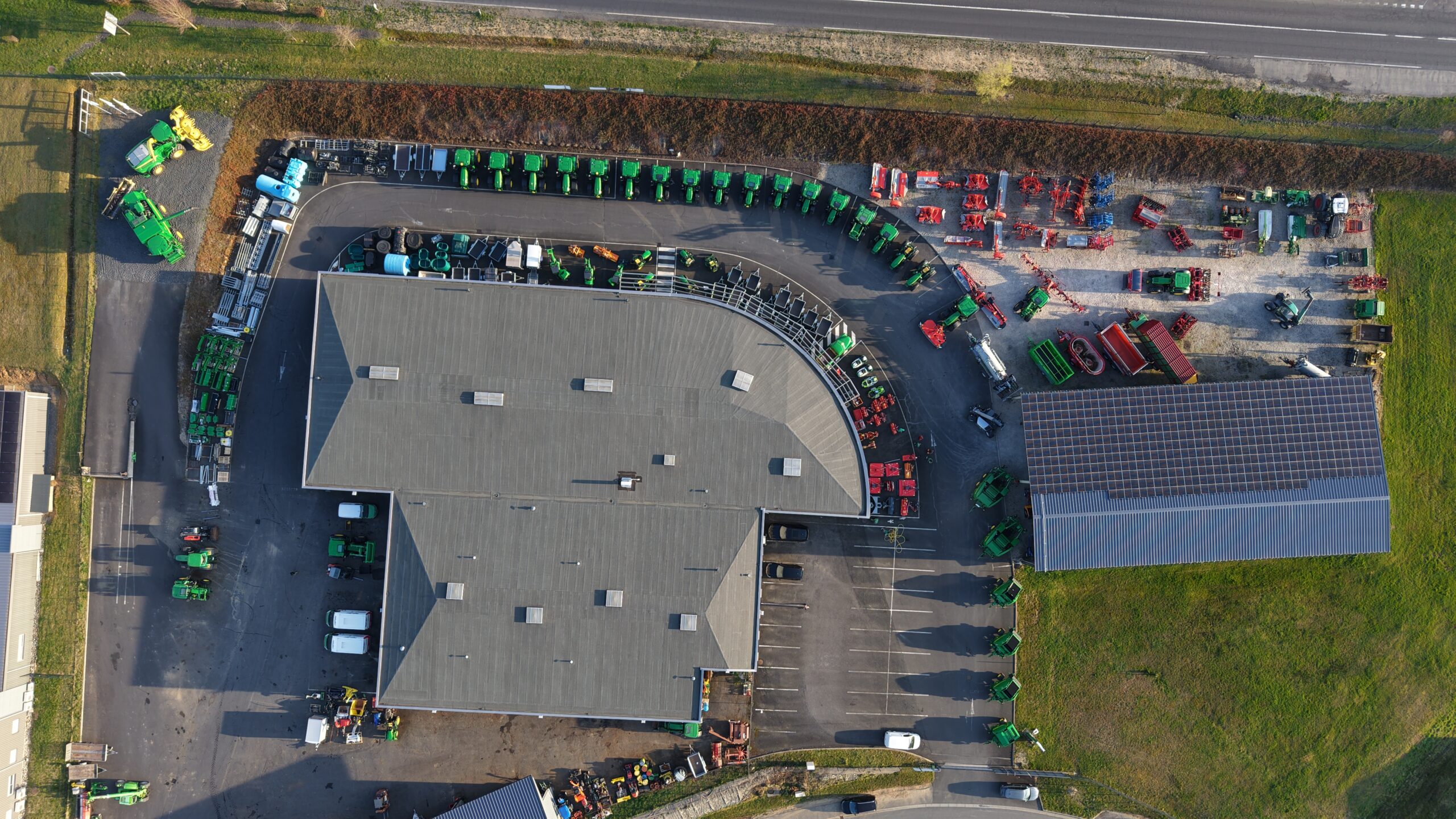 Magasin Défi-Mat à Ytrac (Aurillac) - concessionnaire John Deere - spécialiste en matériels agricoles